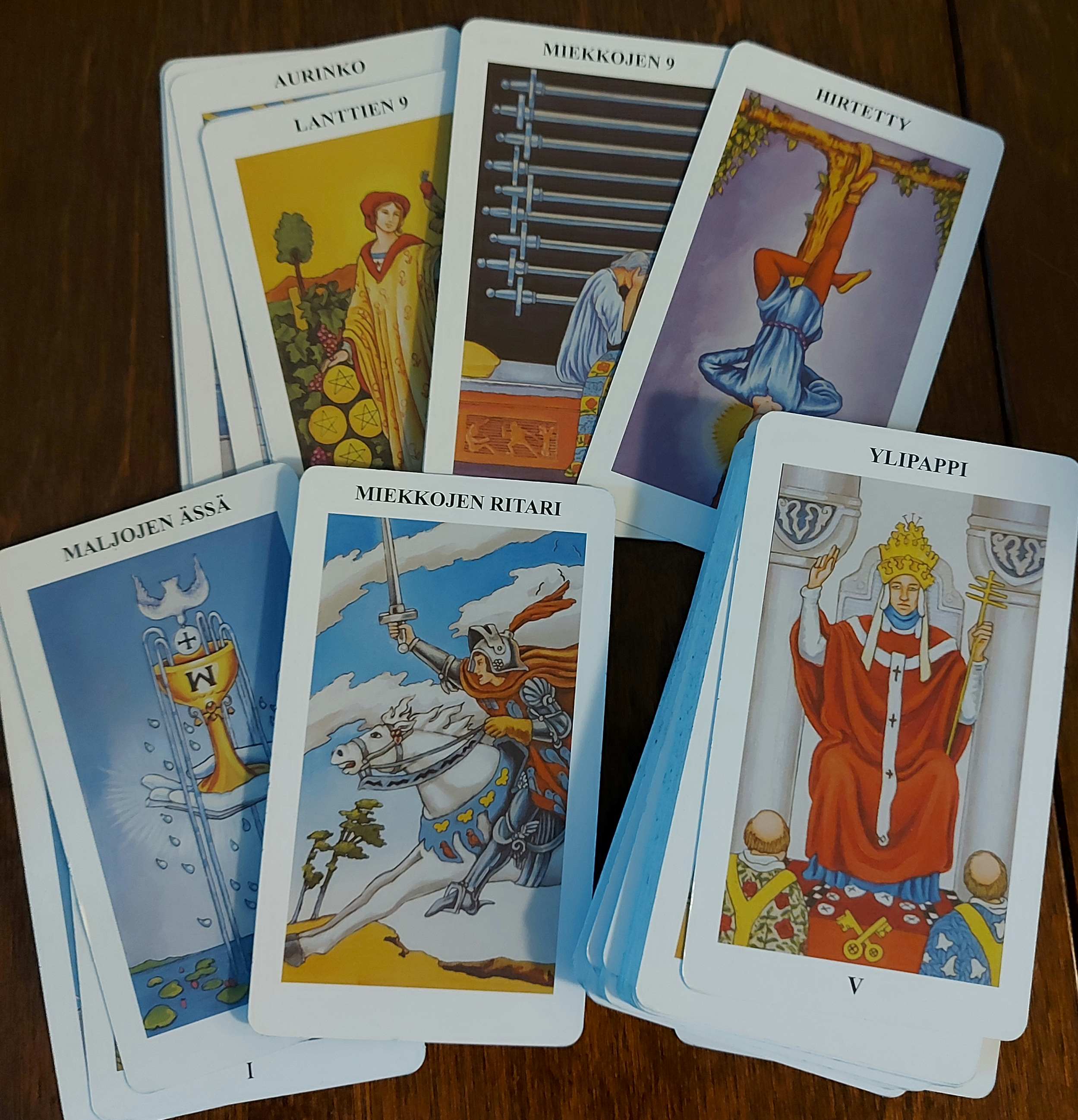 009 Tarot kirja ja kortit kortteja
