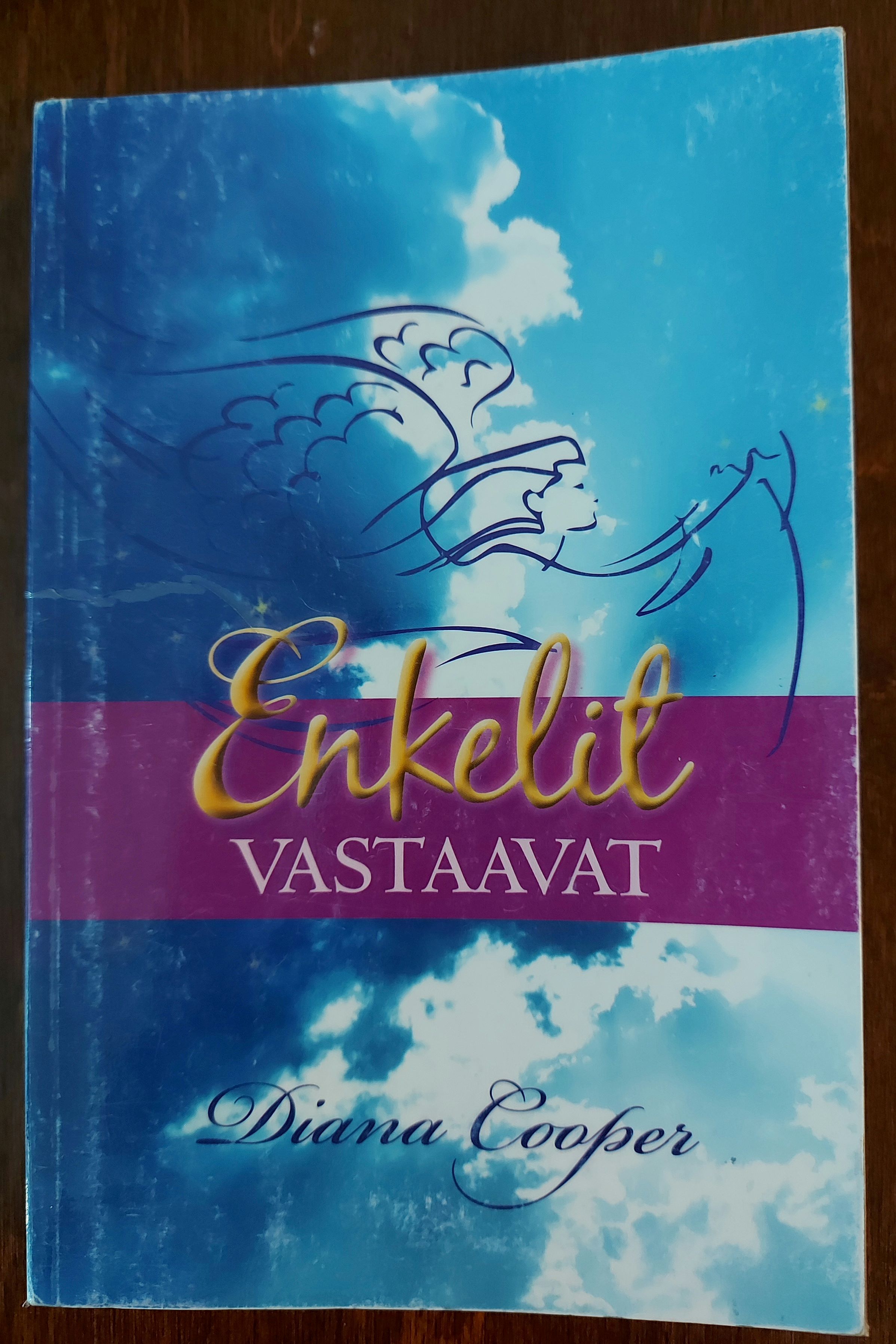 044 Enkelit vastaavat etukansi päivitetty