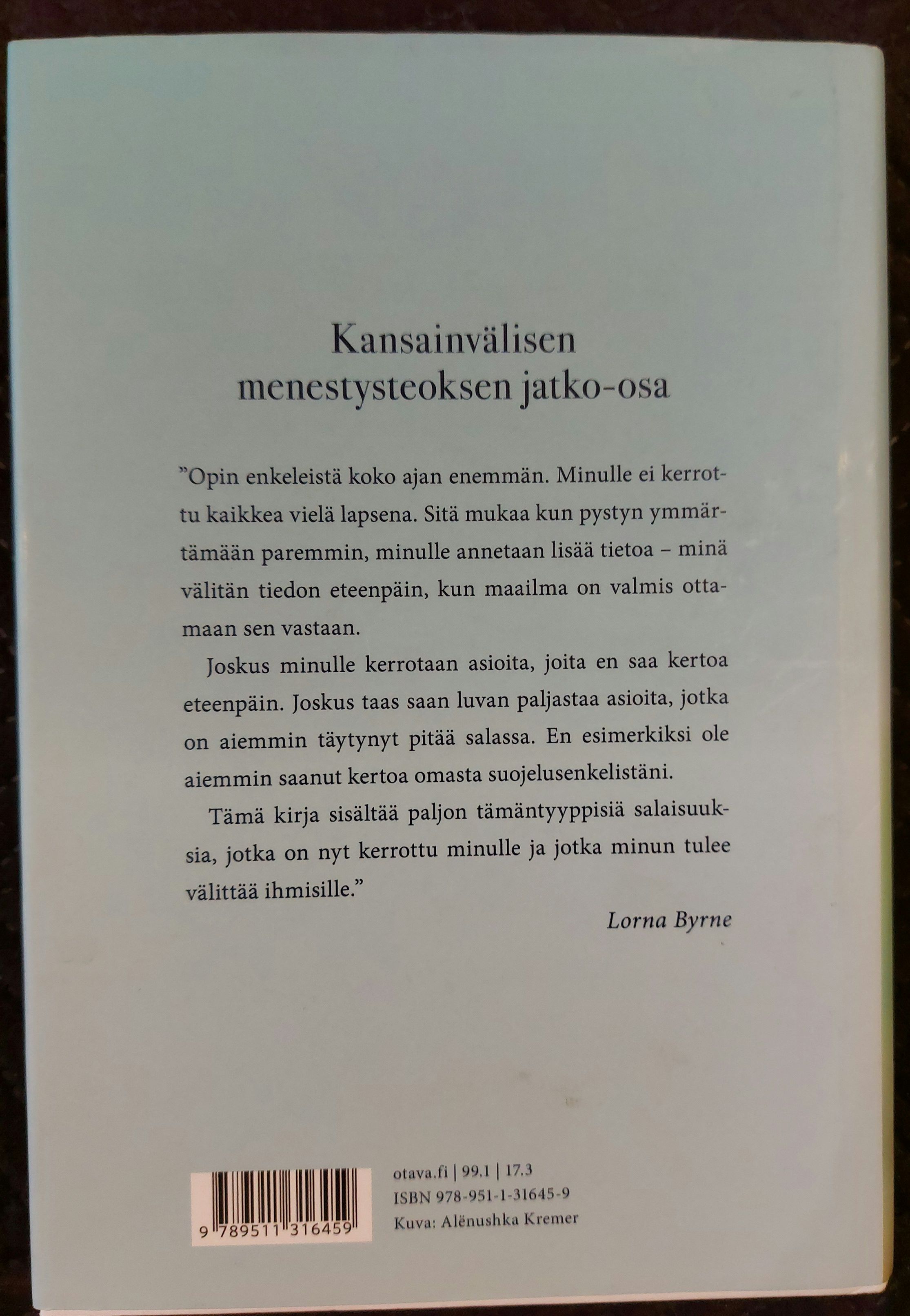 Enkelten kosketus takakansi